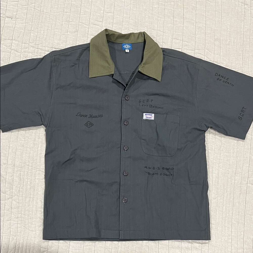Men's short sleeve button down worker shirt size Small brand SCRT with graphics